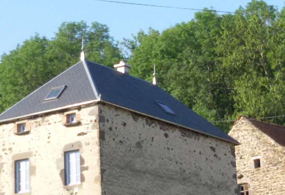 Pose de couverture en tuiles et ardoises